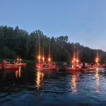 Wieczorny spływ kajakowy z pochodniami na rzece Pilica, lipiec 2026